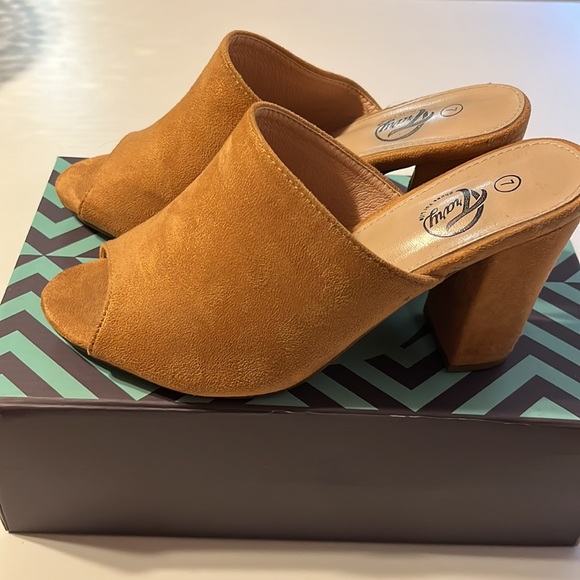 Toe cut-out heeled shoes size 7 - Picture 2 of 3